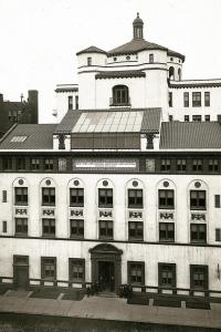 Black and white photo of the5 story NYOH building on 420 East 59th Street